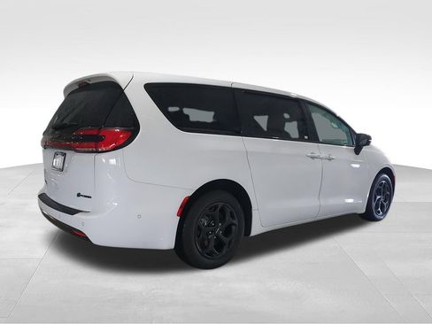 Used 2024 Chrysler Pacifica Limited FWD image 8