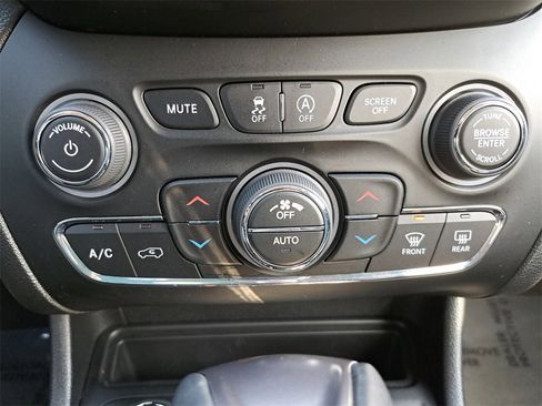 Used 2020 Jeep Cherokee Limited image 22