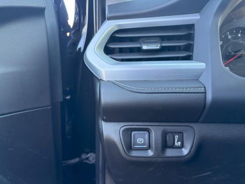 Used 2023 GMC Acadia SLT w/ Preferred Package image 13