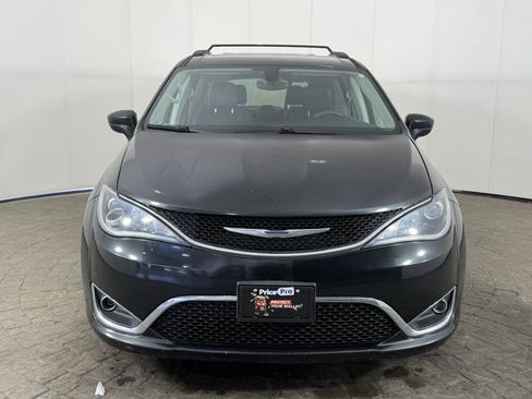 Used 2017 Chrysler Pacifica Touring-L FWD image 2