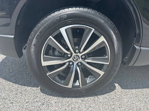 Used 2023 Toyota Venza LE AWD/4WD image 3