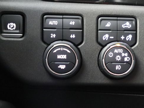 Used 2023 Chevrolet Silverado 1500 LT Trail Boss w/ Convenience Package II image 11