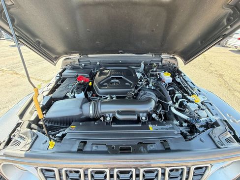Used 2025 Jeep Wrangler Unlimited Sahara AWD/4WD image 30
