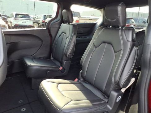 New 2026 Chrysler Pacifica Select image 16