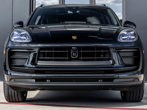 Certified 2026 Porsche Macan AWD/4WD image 8