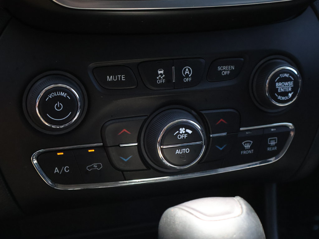 Used 2020 Jeep Cherokee Limited FWD image 36