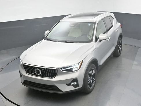 Used 2023 Volvo XC40 B5 Plus image 43