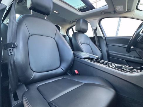 Used 2017 Jaguar XE Premium RWD image 11