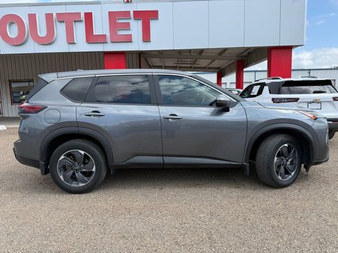 Used 2024 Nissan Rogue SV FWD image 5