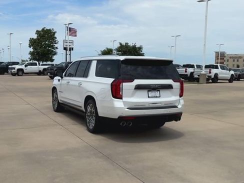 Used 2023 GMC Yukon XL Denali Ultimate AWD/4WD image 8