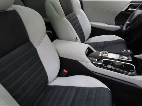 New 2025 Mitsubishi Outlander SE image 26