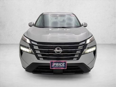 Used 2024 Nissan Rogue SV image 2