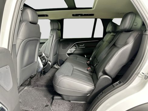 New 2025 Land Rover Range Rover Long Wheelbase SE image 17