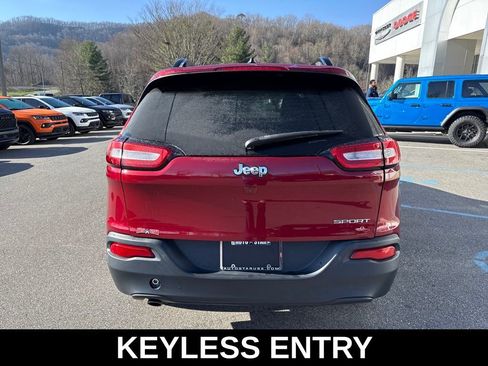 Used 2016 Jeep Cherokee Sport image 6