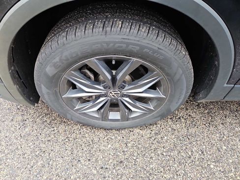 Used 2023 Volkswagen Tiguan SE image 2