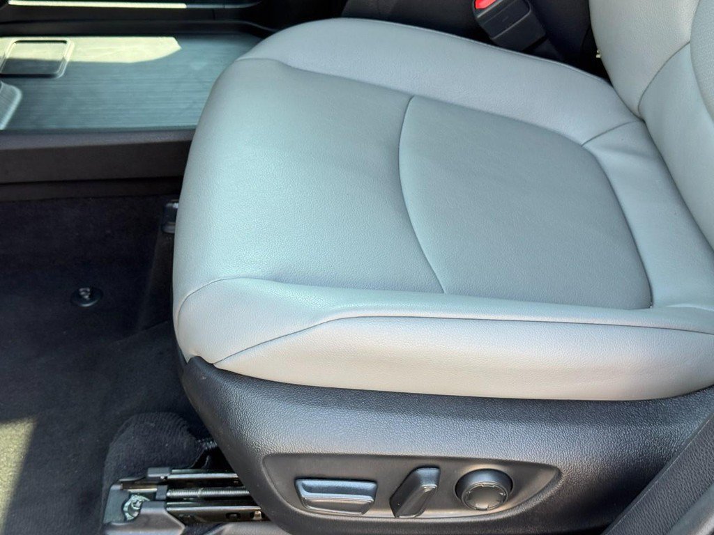 Used 2026 Toyota Sienna XLE FWD image 25