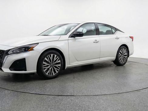 Used 2025 Nissan Altima 2.5 SV image 3