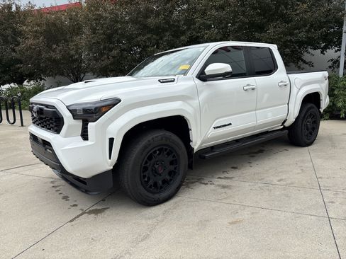 Used 2024 Toyota Tacoma TRD Sport w/ TRD Sport Premium Package AWD/4WD image 3