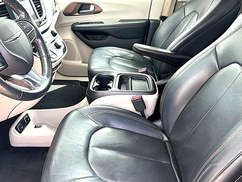 Used 2019 Chrysler Pacifica Touring-L FWD image 13