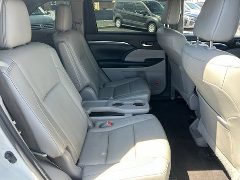 Used 2017 Toyota Highlander Limited w/ Carpet Mat Package AWD/4WD image 37