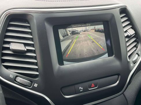 Used 2019 Jeep Cherokee Latitude Plus w/ Cold Weather Group image 32