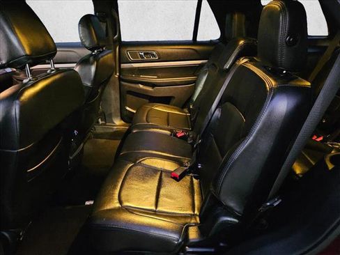 Used 2018 Ford Explorer XLT image 17