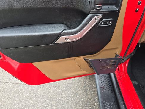 Used 2017 Jeep Wrangler Unlimited Rubicon w/ Connectivity Group AWD/4WD image 10