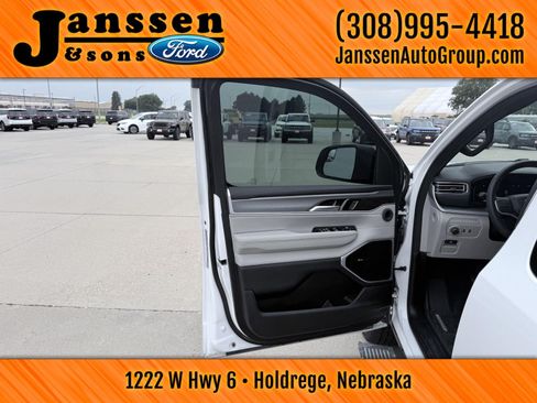 Used 2025 Jeep Wagoneer Series III w/ Premium Group I AWD/4WD image 9