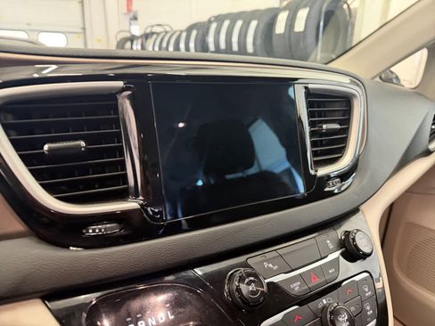 Used 2017 Chrysler Pacifica Touring-L image 18