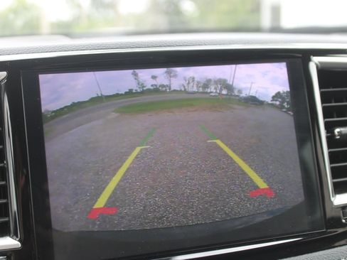 Used 2023 Chrysler Pacifica Touring-L image 13