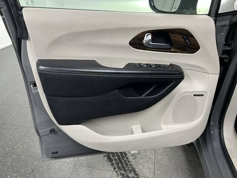Used 2022 Chrysler Pacifica Limited FWD image 23