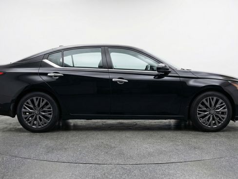 Used 2025 Nissan Altima 2.5 SV FWD image 11