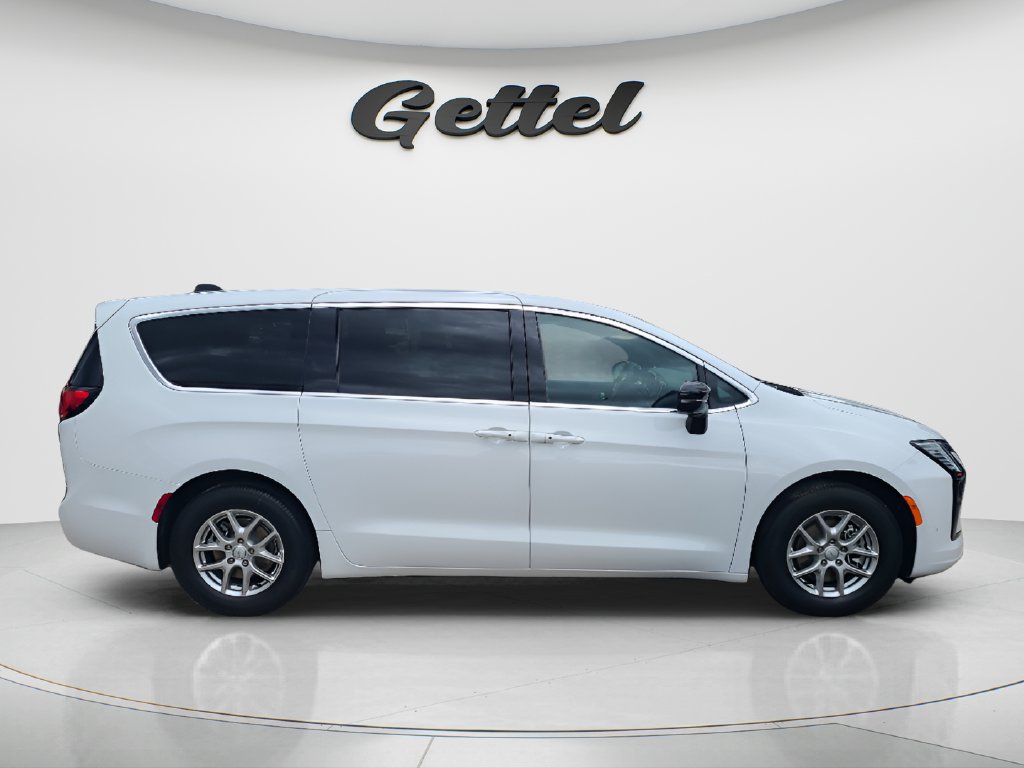 New 2027 Chrysler Pacifica Select FWD image 4