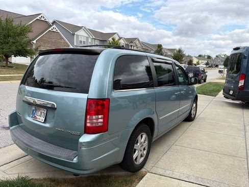 Used 2010 Chrysler Town & Country Touring FWD image 7