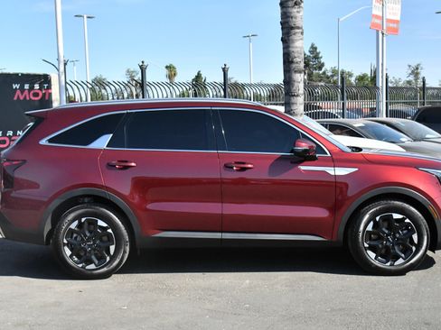 Used 2025 Kia Sorento S w/ Panoramic Sunroof Package FWD image 9