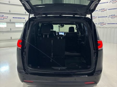 Used 2025 Chrysler Pacifica Limited FWD image 35