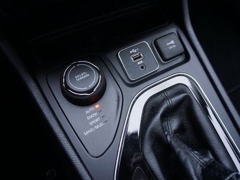 Used 2020 Jeep Cherokee Limited image 31