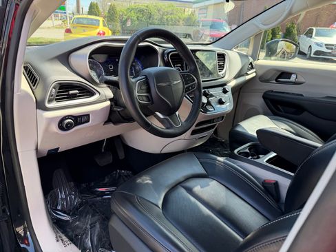 Used 2023 Chrysler Pacifica Touring-L FWD image 14