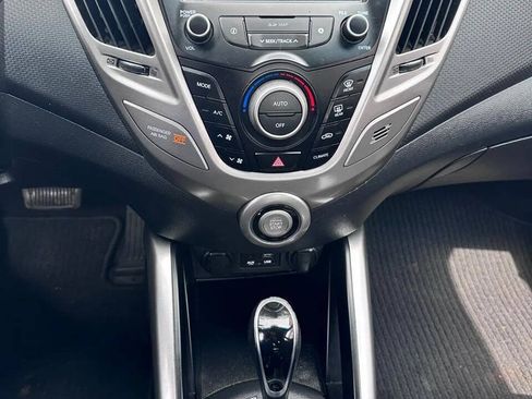 Used 2017 Hyundai Veloster Value Edition FWD image 17