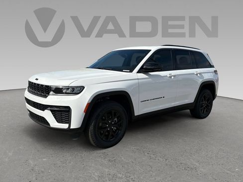 New 2026 Jeep Grand Cherokee Altitude RWD image 24