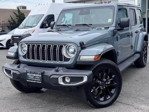 Used 2025 Jeep Wrangler Unlimited Sahara AWD/4WD image 3