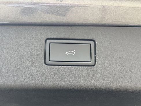 Used 2025 Volkswagen Tiguan SE FWD image 25