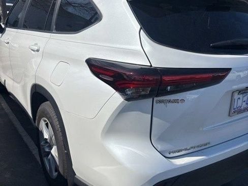 Used 2024 Toyota Highlander LE FWD image 7
