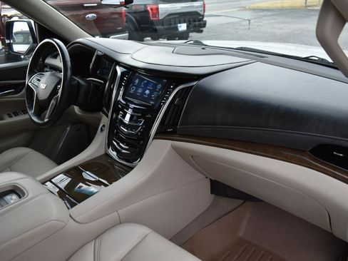 Used 2020 Cadillac Escalade ESV Premium Luxury image 13
