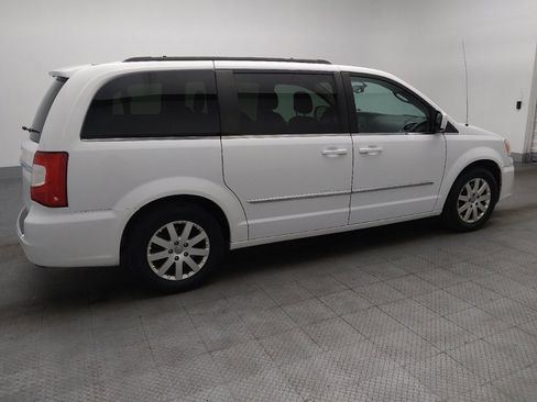 Used 2016 Chrysler Town & Country Touring image 10