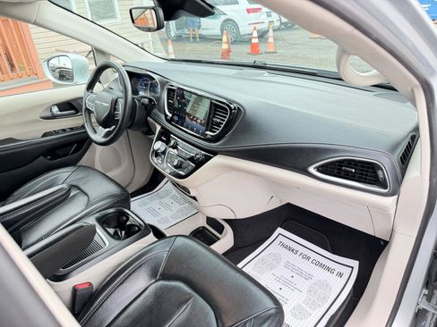 Used 2022 Chrysler Pacifica Touring-L FWD image 48