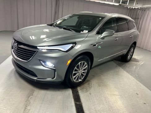 Used 2024 Buick Enclave Essence image 3