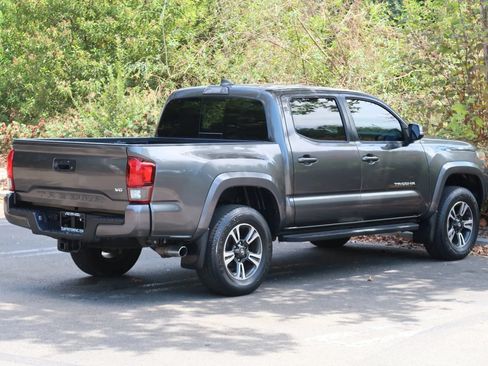 Used 2018 Toyota Tacoma TRD Sport RWD image 11