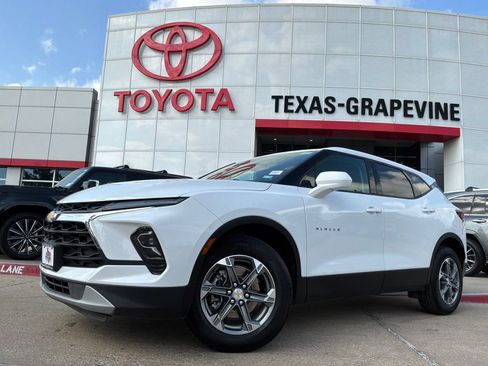 Used 2025 Chevrolet Blazer LT FWD image 2