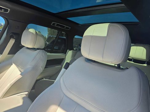 Certified 2023 Land Rover Range Rover SE image 25